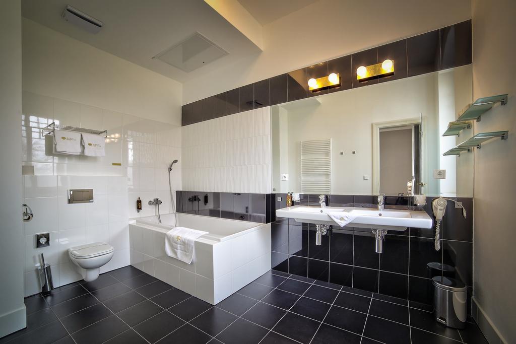 Art Hotel Kastiel Tomasov Bilik gambar